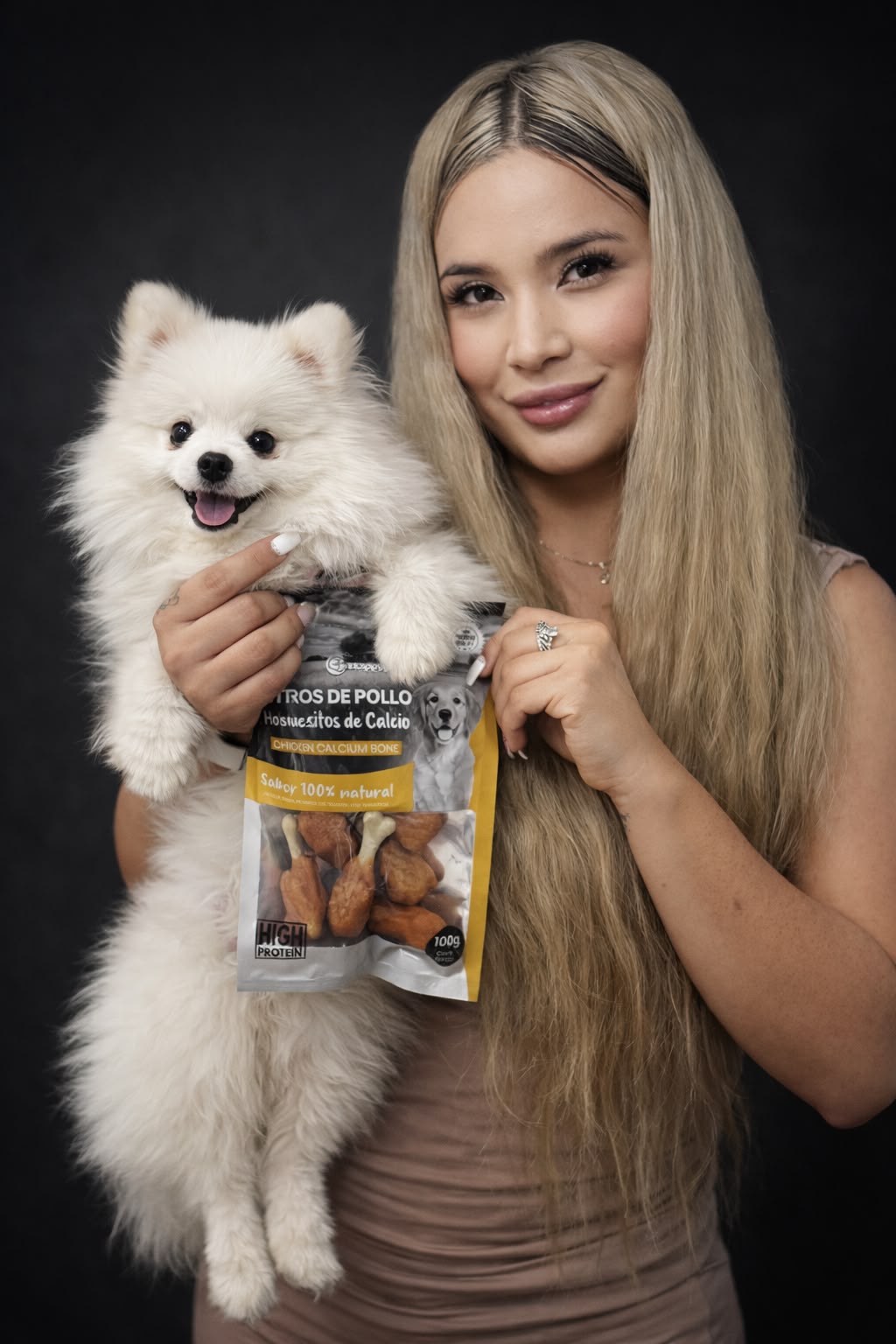 Pomerania blanco junto a su alimentación